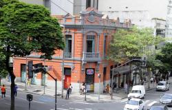 Fachada do Edifício Cláudio Manoel, situado na esquina da rua da Bahia com avenida Augusto de Lima, tombado pelo patrimônio municipal, sedia um colégio e uma drogaria.