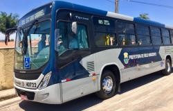 Ônibus do transporte coletivo de Belo Horizonte durante o dia.