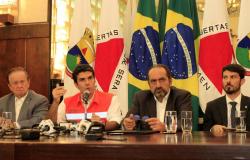 Posicionados em uma mesa, da esquerda para a direita, o deputado federal Mauro Lopes, o ministro de Integração Nacional, Helder Barbalho, o prefeito de Belo Horizonte, Alexandre Kalil e o deputado federal Marcelo Aro.