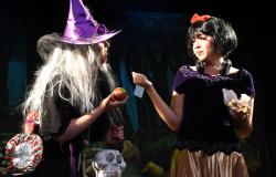 Caracterizadas de bruxa e princesa, atrizes interagem no palco