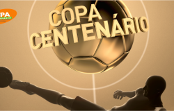 Bola de futebol em tom bronse com os dizeres Copa Centenário à frente. Mais abaixo, um homem chuta a uma bola.