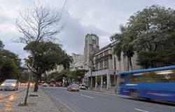 Fachada da Prefeitura de Belo Horizonte ao final da tarde.