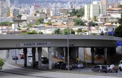 Viaduto Angola com carros passando embaixo, na Avenida Antônio Carlos.