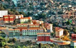 Vista aérea de construções do Aglomerado da Serra, BH