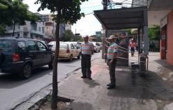 Ponto de ônibus na Avenida Amazonas e dois agentes da BHTrans