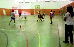 Oito crianças jogam futsal em quadra no Centro Poliesportivo Dom Bosco, na região Noroeste.