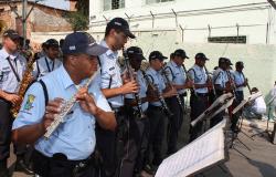 Cerca de 20 Guardas Municipais tocam instrumentos em banda musical
