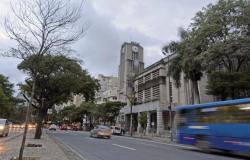 Fachada da Prefeitura de Belo Horizonte durante um dia de céu nublado.