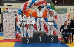 Pódium com quatro medalhistas do no “World Judo Games 2018 - Judo For All”, dois deles em terceiro lugar; dos quatro, dois são de Belo Horizonte e participam do Programa Superar.