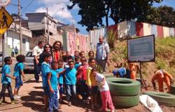 Implantação do Ponto Limpo na avenida Perimetral, com presença de cerca de 20 alunos da Escola Municipal Edith Pimenta da Veiga.