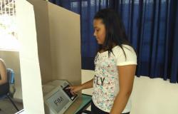 Aluna vota para vereador mirim em urna eletrônica, imagem ilustrativa de eleição anterior. 