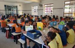 Mais de trinta crianças praticipam do #momentoleitura em sala da Escola Municipal Prefeito Souza Lima.