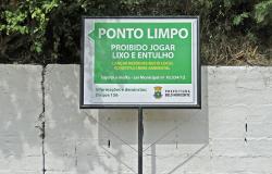 À frente de muro pintado de branco, placa com os dizeres: Ponto Limpo: proibido ogar lixo e entulho.