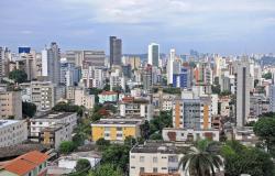 Mais de vinte prédios em paisagem urbana de Belo Horizonte, durante o dia.