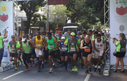 Largada do evento Run for Parkinson's Brasil 2018, com mais de cem pessoas correndo. 