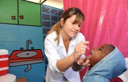 Técnica de saúde vacina criança com gotinhas; Prefeitura nomeou 25 cargos das áreas da Saúde, Procuradoria e Administração Geral.