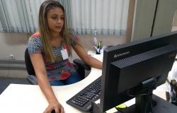 Estudante acessando um computador