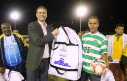 Secretário municipal de Esportes e Lazer, Elberto Furtado, distribui kit esportivo na abertura da Copa dos Campeões.