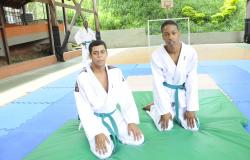 Dois judocas medalhistas do Programa Superar. 