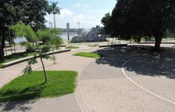 Praça Dino Barbieri, com Igrejinha e Lagoa da Pampulha ao fundo. 