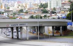 Foto do Viaduto Angola, com carros transitando ao fundo, na Avenida Antônio Carlos. 
