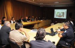 Mais de dez pessoas da Prefeitura de BH, do estado e da sociedade civil reunidas em uma sala, sentadas em uma mesa em forma de "u". 