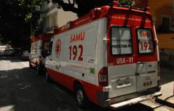 Duas ambulâncias do SAMU-BH estacionadas próximo ao meio-fio de uma rua. Foto ilustrativa.