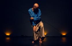 Homem com calça douada e blusa azul faz performance cênica em palco do Teatro Marília. Foto ilustrativa.