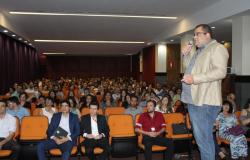 Instrutor realiza palestra no auditório JK da Prefeitura da Belo Horizonte. 