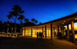 A foto mostra uma foto noturna da fachada da Casa do Baile, espaço que compõe o Conjunto Moderno da Pampulha.
