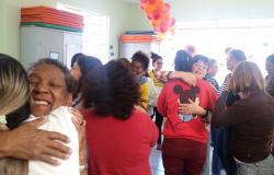 Cerca de 15 mulheres, integrantes de grupo terapêutico do Centro de Saúde, se abraçando 
