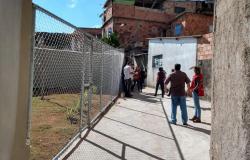 Moradores e profissionais da Urbel em beco recém urbanizada próximo às casas da Vila