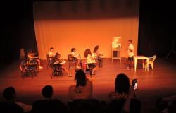Sete crianças e adolescentes em encenação de peça teatral