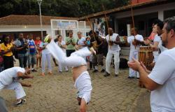 Roda de capoeira com mais de 10 pessoas no Parque Lagoa do Nado. Foto ilustrativa