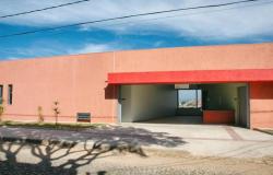 Fachada do Centro Cultural Vila Santa Rita. As paredes são laranjas. Há um detalhe em vermelho na entrada