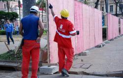 Operários da Secretaria de Obras colocam painéis na Praça da Liberdade