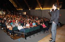 Cerca de 500 pessoas assistem a palestra de Carlos Carrusca sobre assédio moral no trabalho, no Teatro Francisco Nunes