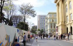 Praça da Liberdade, em frente ao Centro Cultural do Banco do Brasil. Do lado direito da foto, está o museu, do lado esquerdo, estão os murais