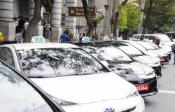 Seis taxis enfileirados em frente à Prefeitura de Belo Horizonte