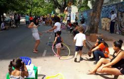 Crianças e adultos se divertem com brincadeiras oferecidas no BH é da gente, na Avenida Silva Lobo. Pessoas com bambolês.