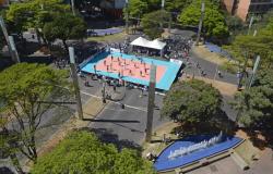 A foto mostra a vista da Praça da Savassi onde há uma quadra de esportes instalada no cruzamento das avenidas Cristóvão Colombo e Getúlio Vargas