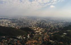 A foto mostra a vista de Belo Horizonte a partir do Parque da Serra do Curral, em um dia de céu claro com poucas nuvens.