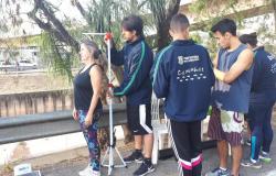 Três membros da equipe do Caminhar tiram medida de dois cidadãos