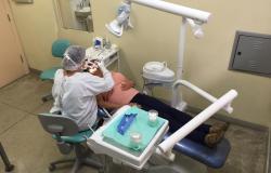Mulher sendo atendida por profissional da Saúde em nova cadeira odontológica