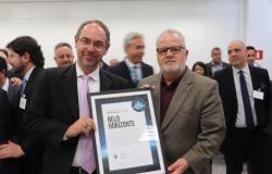 O vice-prefeito, Paulo Lamac, e o secretário Municipal de Meio Ambiente, Mario Werneck, posam para foto segurando quadro de honra.