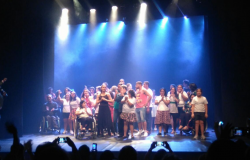 Quarenta dançarinos com deficiência em performasse no palco do teatro marília