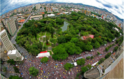 Foto de Belo Horizonte vista do alto, com foco no Parque Municipal