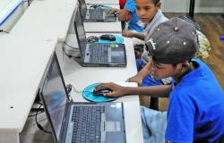 Duas crianças usam o computador