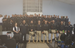 Guardas Municipais e Policiais Rodoviários Federais posam em foto após curso