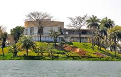 Foto da fachada do Museu de Arte da Pampulha, vista da lagoa da Pampulha